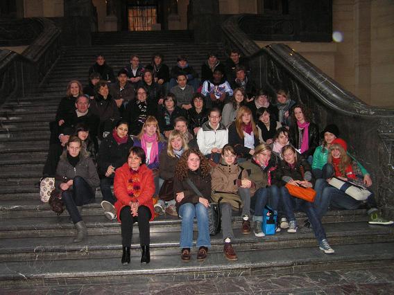 Pose dans les escaliers de la Mairie